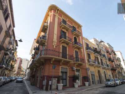 La strada interseca via Nicol� Pisani, altra piccola arteria con otto interessanti palazzi storici. In particolare balza all�occhio quello rosso all�incrocio con via Vallona, con le eleganti lesene che corrono dal capitello fino al balcone